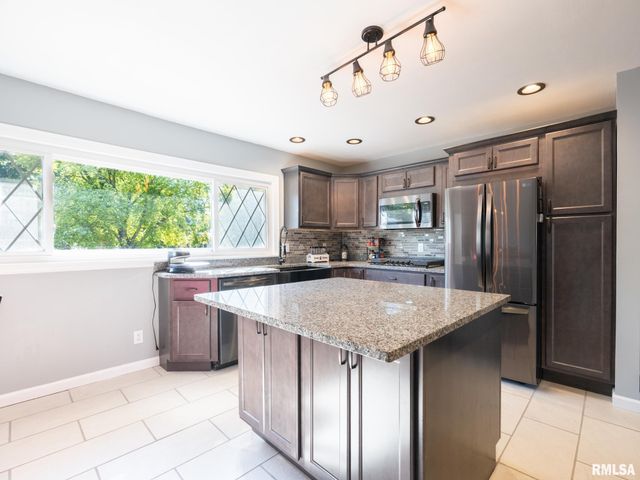 1833 HIGHWOOD Avenue, Pekin, IL 61554