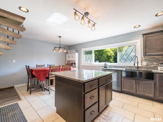 1833 HIGHWOOD Avenue, Pekin, IL 61554