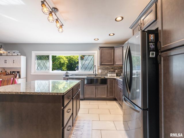 1833 HIGHWOOD Avenue, Pekin, IL 61554