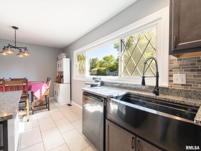 1833 HIGHWOOD Avenue, Pekin, IL 61554