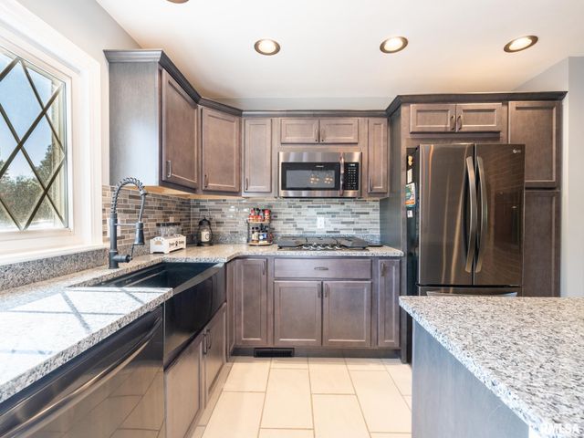 1833 HIGHWOOD Avenue, Pekin, IL 61554