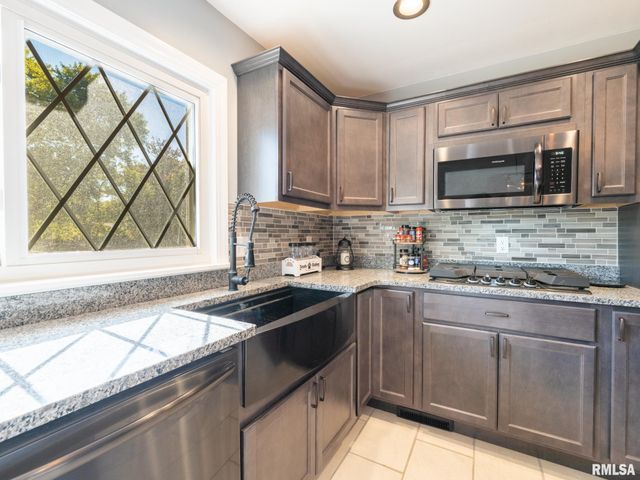 1833 HIGHWOOD Avenue, Pekin, IL 61554