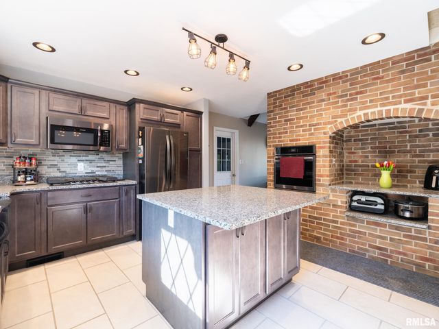 1833 HIGHWOOD Avenue, Pekin, IL 61554