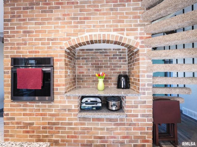 1833 HIGHWOOD Avenue, Pekin, IL 61554