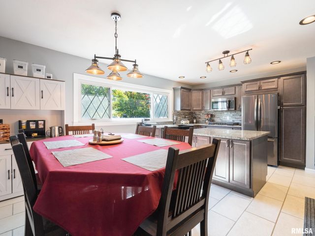 1833 HIGHWOOD Avenue, Pekin, IL 61554