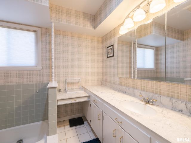 1833 HIGHWOOD Avenue, Pekin, IL 61554