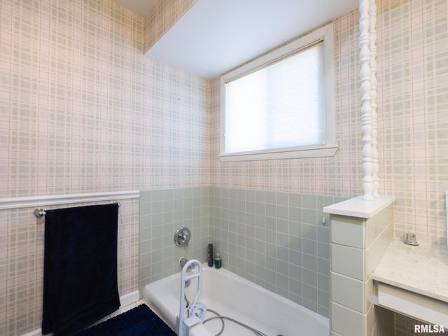 1833 HIGHWOOD Avenue, Pekin, IL 61554