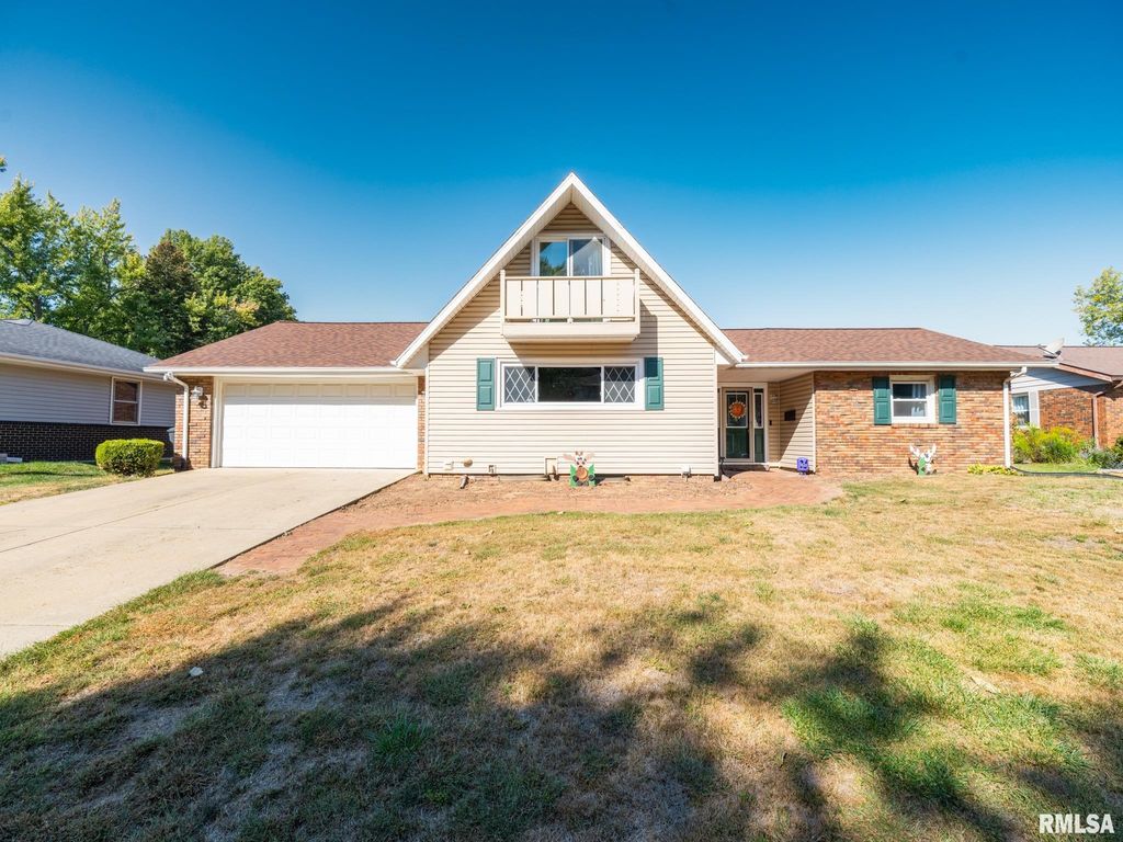 1833 HIGHWOOD Avenue, Pekin, IL 61554