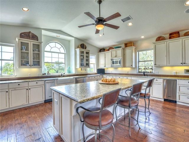 115 Hill LOOP, Spicewood, TX 78669