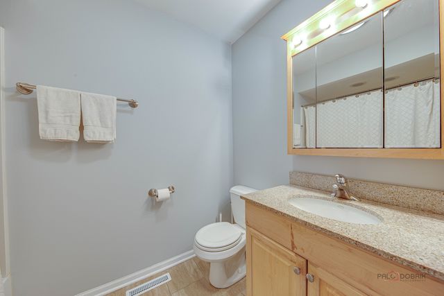 918 Bedford Lane, Libertyville, IL 60048