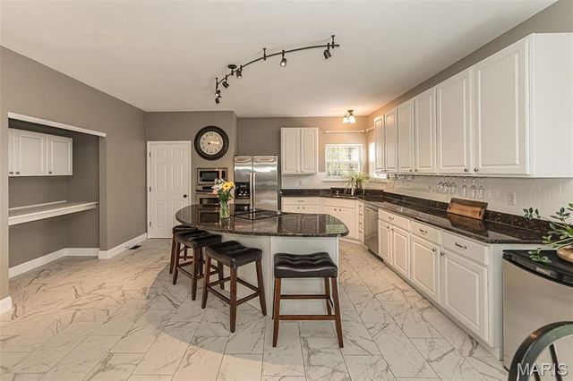 733 Castle Ridge Drive, Ballwin, MO 63021