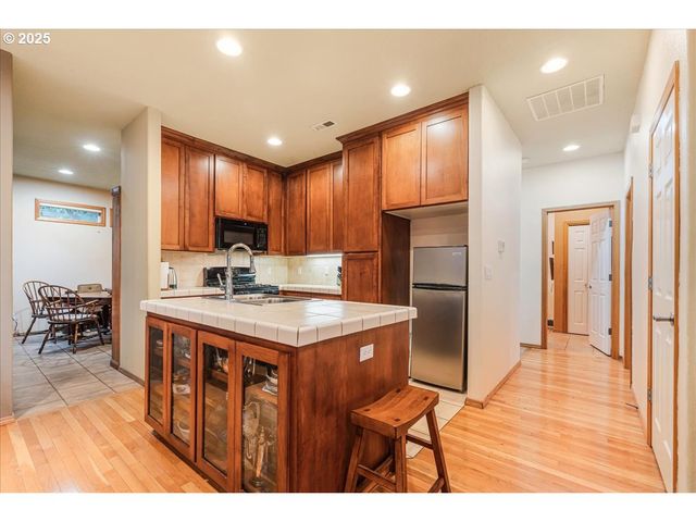 1039 Sw UPLAND Dr, Dundee, OR 97115