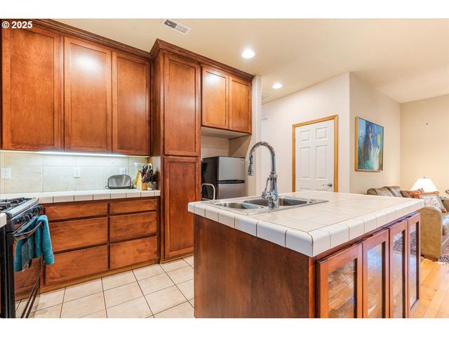 1039 Sw UPLAND Dr, Dundee, OR 97115