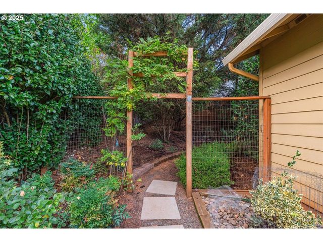 1039 Sw UPLAND Dr, Dundee, OR 97115