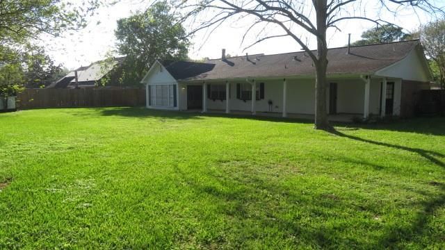 803 Briarmeadow Avenue, Friendswood, TX 77546