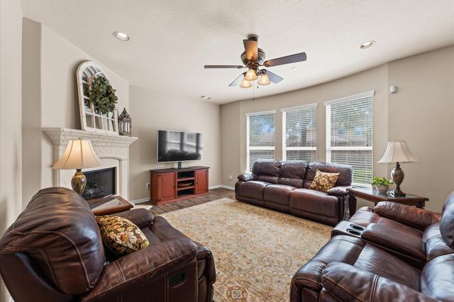 406 Oak Stream Drive, Conroe, TX 77304