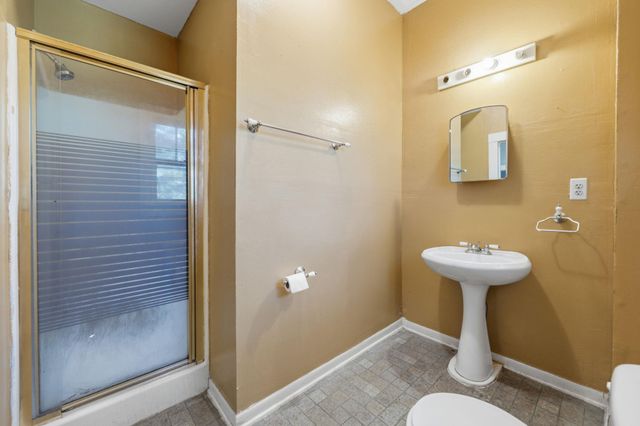 619 W Bell Ave, Rockdale, TX 76567