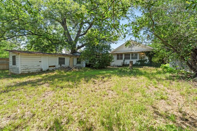 619 W Bell Ave, Rockdale, TX 76567