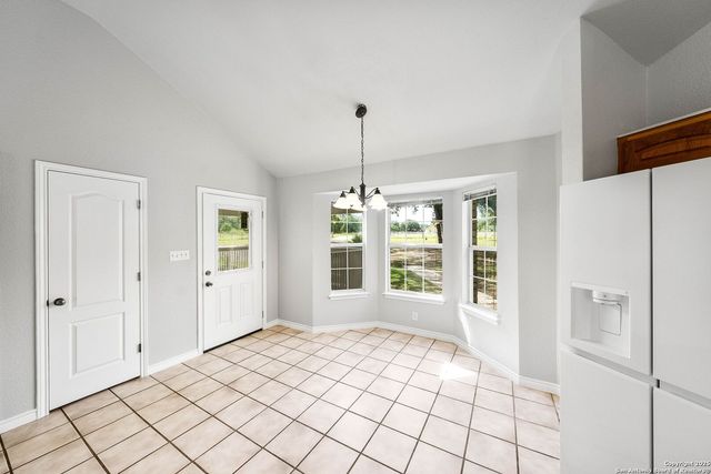 411 Shannon Ridge Dr, Floresville, TX 78114