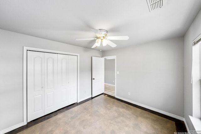 411 Shannon Ridge Dr, Floresville, TX 78114