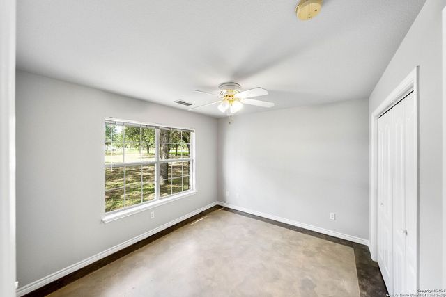 411 Shannon Ridge Dr, Floresville, TX 78114