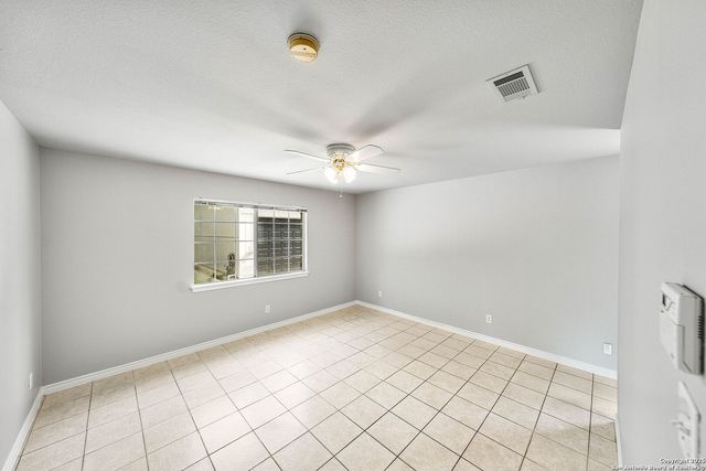 411 Shannon Ridge Dr, Floresville, TX 78114