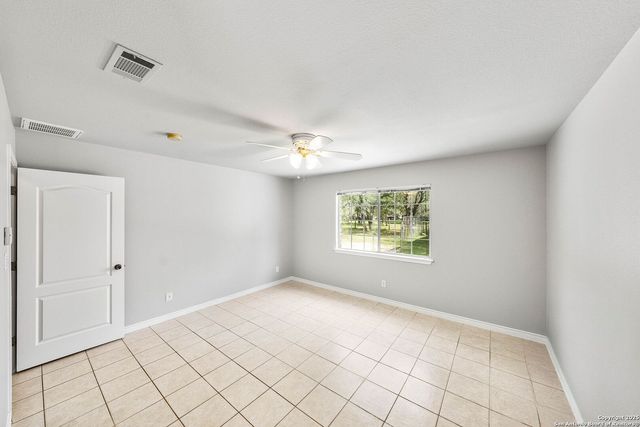 411 Shannon Ridge Dr, Floresville, TX 78114
