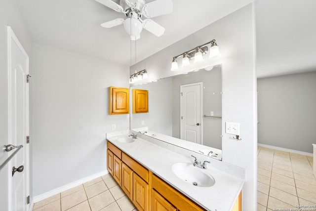 411 Shannon Ridge Dr, Floresville, TX 78114