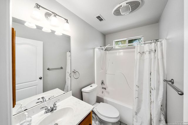 411 Shannon Ridge Dr, Floresville, TX 78114