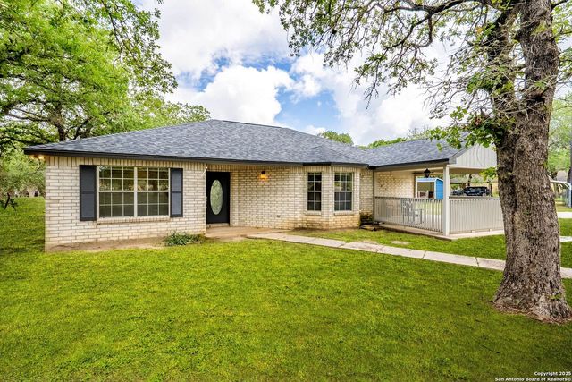 411 Shannon Ridge Dr, Floresville, TX 78114