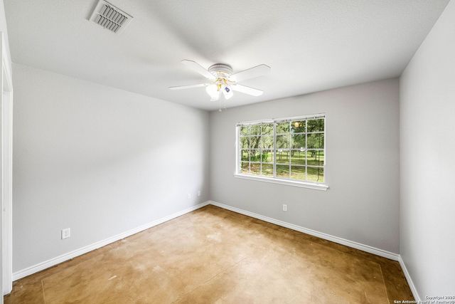 411 Shannon Ridge Dr, Floresville, TX 78114