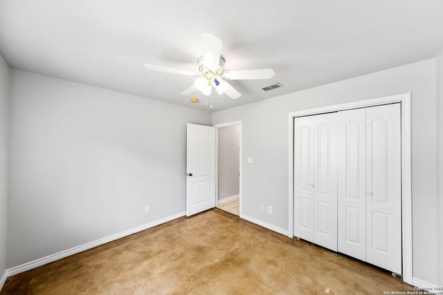 411 Shannon Ridge Dr, Floresville, TX 78114