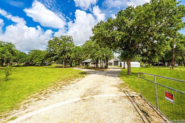 411 Shannon Ridge Dr, Floresville, TX 78114