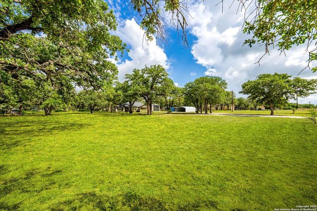 411 Shannon Ridge Dr, Floresville, TX 78114