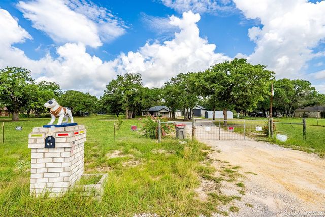 411 Shannon Ridge Dr, Floresville, TX 78114