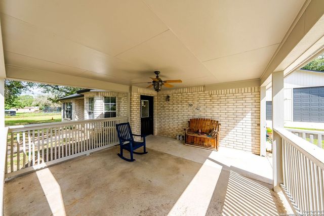 411 Shannon Ridge Dr, Floresville, TX 78114