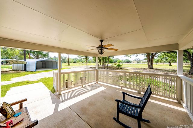 411 Shannon Ridge Dr, Floresville, TX 78114