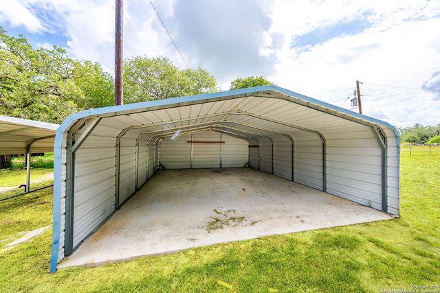 411 Shannon Ridge Dr, Floresville, TX 78114