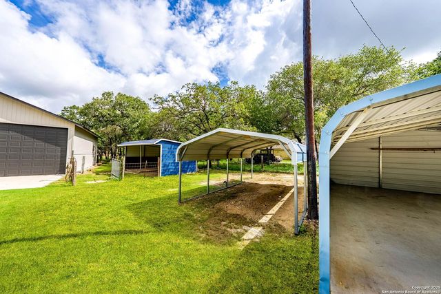 411 Shannon Ridge Dr, Floresville, TX 78114