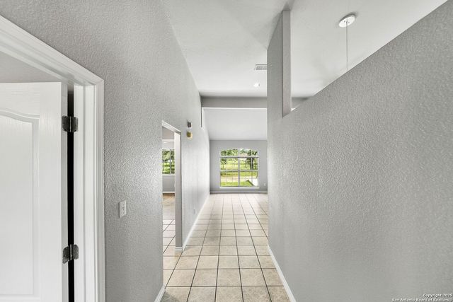 411 Shannon Ridge Dr, Floresville, TX 78114