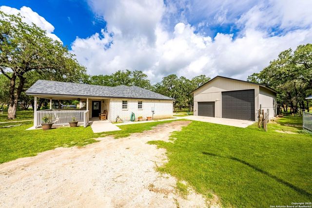 411 Shannon Ridge Dr, Floresville, TX 78114
