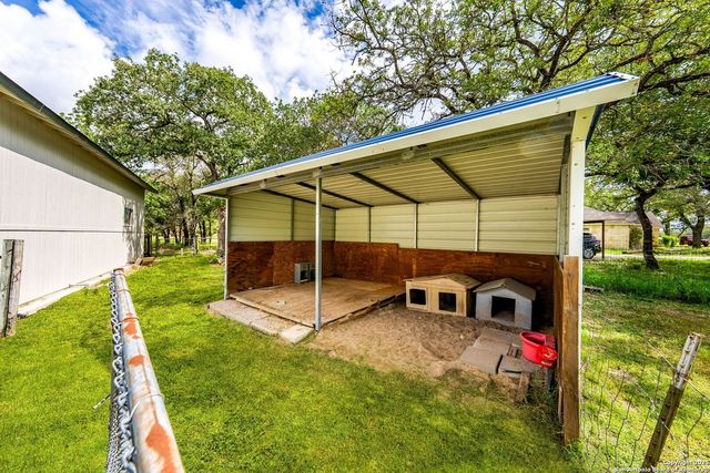 411 Shannon Ridge Dr, Floresville, TX 78114
