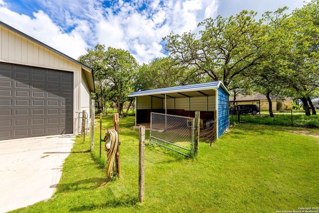 411 Shannon Ridge Dr, Floresville, TX 78114