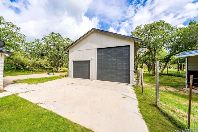 411 Shannon Ridge Dr, Floresville, TX 78114