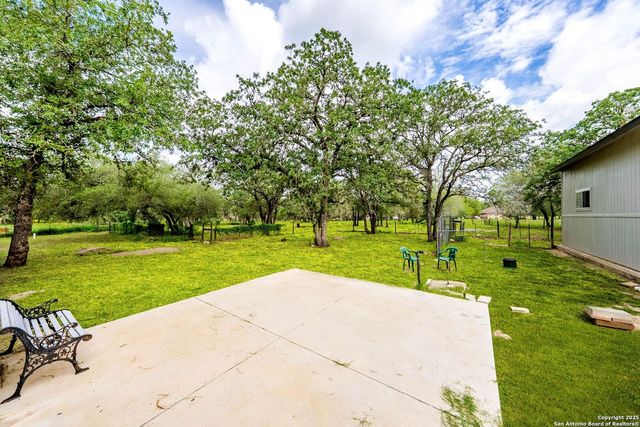411 Shannon Ridge Dr, Floresville, TX 78114