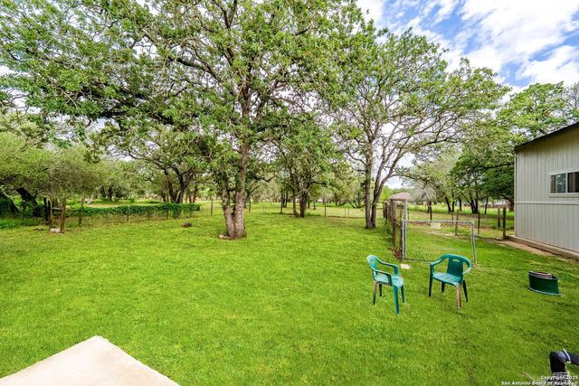 411 Shannon Ridge Dr, Floresville, TX 78114