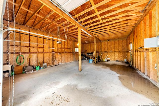 411 Shannon Ridge Dr, Floresville, TX 78114