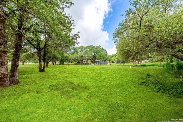 411 Shannon Ridge Dr, Floresville, TX 78114