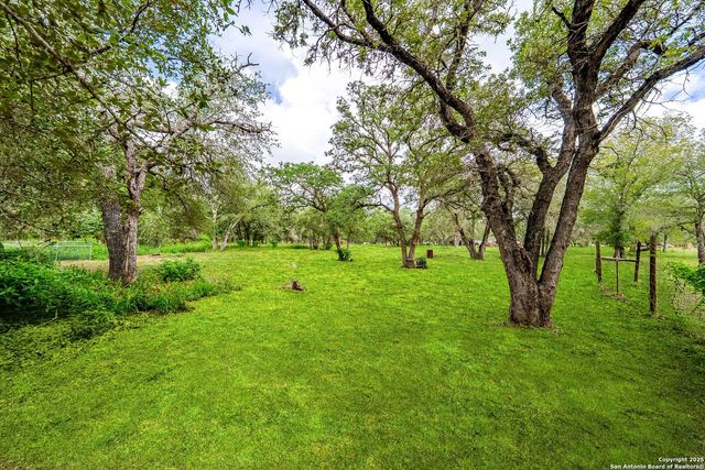 411 Shannon Ridge Dr, Floresville, TX 78114