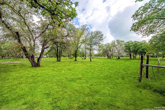 411 Shannon Ridge Dr, Floresville, TX 78114